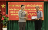 Phó Chủ tịch Ủy ban TW MTTQ Việt Nam Trương Thị Ngọc Ánh thăm, tặng quà Trung tâm chăm sóc và điều dưỡng người có công tỉnh