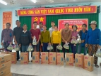 ông Nguyễn Xuân Vĩnh - Tỉnh Ủy viên, Phó Chủ tịch Thường trực Ủy ban MTTQ Việt Nam tỉnh cùng đại diện nhà tài trợ sữa Vinamik  trao quà cho người dân xã An Hòa, huyện An Lão