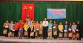 đồng chí Phùng Khánh Tài, Phó Chủ tịch Ủy ban Trung ương MTTQ Việt Nam trao quà cho các hộ gia đình chính sách huyện Tuy Phước