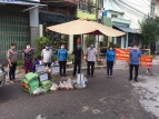 Đại diện lãnh đạo Ủy ban MTTQ Việt Nam thành phố và các tổ chúc chính trị - xã hội thành phố phân bổ hàng cứu trợ cho người dân phường Hải Cảng
