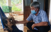 Phó Chủ tịch Ủy ban MTTQ Việt Nam tỉnh Hồ Sĩ Dũng thăm, tặng quà Mẹ Việt Nam Anh hùng Phạm Thị Ích