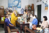 Bà Nguyễn Thị Phong Vũ - Ủy viên Ban Thường vụ Tỉnh ủy, Trưởng ban Ban Dân vận Tỉnh ủy, Chủ tịch Ủy ban MTTQ Việt Nam tỉnh  thăm và chúc mừng Hòa thượng Thích Chúc Thọ, Phó Trưởng ban Ban Trị sự GHPGVN tỉnh, Trưởng ban Ban Trị sự GHPGVN huyện Phù Mỹ, trú