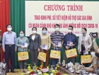 Bí thư Tỉnh ủy Hồ Quốc Dũng và Trưởng ban Dân vận Tỉnh ủy, Chủ tịch Ủy ban MTTQ Việt Nam tỉnh trao sổ tiết kiệm và quà cho 14 hộ gia đình có người mất do nhiễm Covid-19 có con nhỏ trong độ tuổi đến trường, có hoàn cảnh đặc biệt khó khăn