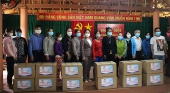 Bà Nguyễn Thị Phong Vũ và Bà Đồng Thị Ánh trao quà cho người dân Làng 6, xã Vĩnh Thuận, huyện Vĩnh Thạnh nhân Ngày Hội đại đoàn kết toàn dân tộc năm 2021