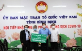 Ông Đoàn Quang Tuyến, Phó Giám đốc nhà máy bia Sài Gòn trao bảng hỗ trợ cho công tác phòng, chống dịch Covid-19 trên địa bàn tỉnh thông qua Ban Cứu trợ - Ủy ban MTTQ Việt Nam tỉnh