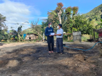 Ông Đinh A Zơn - Ủy viên Ban Thường vụ Huyện ủy, Trưởng ban Ban dân vận Huyện ủy, Chủ tịch Ủy ban MTTQ Việt Nam huyện trao tiền hỗ trợ cho gia đình