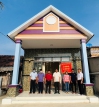 Lãnh đạo Ủy ban MTTQ Việt Nam huyện Vân Canh trao nhà cho hộ ông Đinh Văn Hùng, khu phố Đắk Đưm, thị trấn Vân Canh
