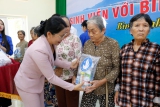 Đồng chí Nguyễn Thị Phong Vũ trao tặng túi thuốc an sinh cho người dân