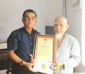 ông Nguyễn Thanh Tùng, Chủ tịch Ủy ban MTTQ Việt Nam huyện Tây Sơn thăm, chúc thọ cụ Đặng Thành Suối, xã Tây An