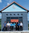 Ông Đinh A Zơn - Chủ tịch Ủy ban MTTQ Việt Nam huyện trao tiền hỗ trợ cho gia đình