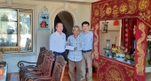 Ông Nguyễn Văn Đẹp – Chủ tịch Ủy ban MTTQVN thị xã và ông Thái Quang Trung - Chủ tịch Mặt trận phường Bồng Sơn trao hỗ trợ ông Lê Hữu Ngọ - ông nội của 03 trẻ