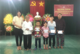 Đại diện Ban Thường trực Ủy ban MTTQ Việt Nam xã  trao tiền hỗ trợ cho các em học sinh nghèo