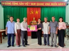 Phó Chủ tịch Ủy ban MTTQ Việt Nam tỉnh Hồ Sĩ Dũng thăm, tặng quà cho Ban Công tác Mặt trận thôn Định Tam, xã Vĩnh Hảo,  huyện Vĩnh Thạnh.