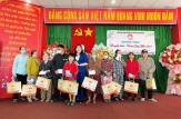 Phó Chủ tịch Ủy ban MTTQ Việt Nam tỉnh Hồ Thị Kim Thu chúc Tết và trao quà các hộ nghèo, cận nghèo có hoàn cảnh khó khăn đột xuất trên địa bàn phường Lê Lợi và Đống Đa, Tp. Quy Nhơn