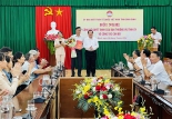 Trưởng ban Tổ chức Tỉnh ủy Bình Định Nguyễn Giờ trao quyết định bổ nhiệm cho đồng chí Huỳnh Cao Nhất