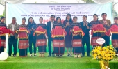 Lãnh đạo Ủy Ban MTTQ Việt Nam tỉnh, sở, ngành, Thường trực Huyện ủy, đại diện HTX Chè Tiến Vua cắt băng khai trương điểm trưng bày, quảng bá, kết nối tiêu thụ sản phẩm.