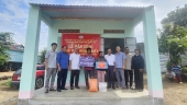 Sró: Bàn giao Nhà "Đại đoàn kết" cho hộ dân có hoàn cảnh khó khăn
