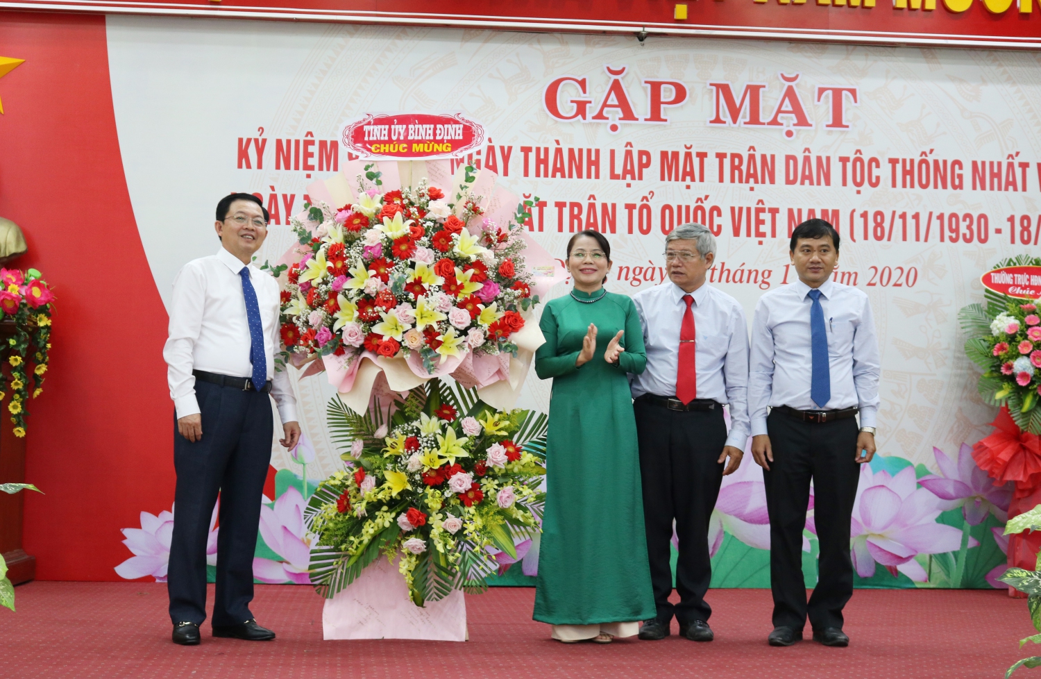 Bí thư Tỉnh ủy - Chủ tịch UBND tỉnh Hồ Quốc Dũng trao lẵng hoa chúc mừng  kỳ niệm 90 năm Ngày truyền thống MTTQ Việt Nam