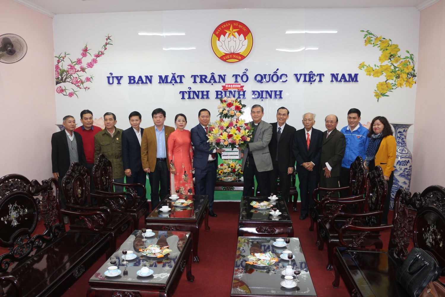 Chủ tịch UBND tỉnh Nguyễn Phi Long tặng hoa, chúc mừng Lễ Giáng sinh đến Ủy ban Đoàn kết Công giáo Việt Nam tỉnh.