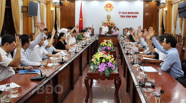 Các thành viên UBBC tỉnh biểu quyết thông qua tờ trình dự kiến phân bổ người ứng cử ĐBQH khóa XV tại các đơn vị bầu cử của tỉnh.