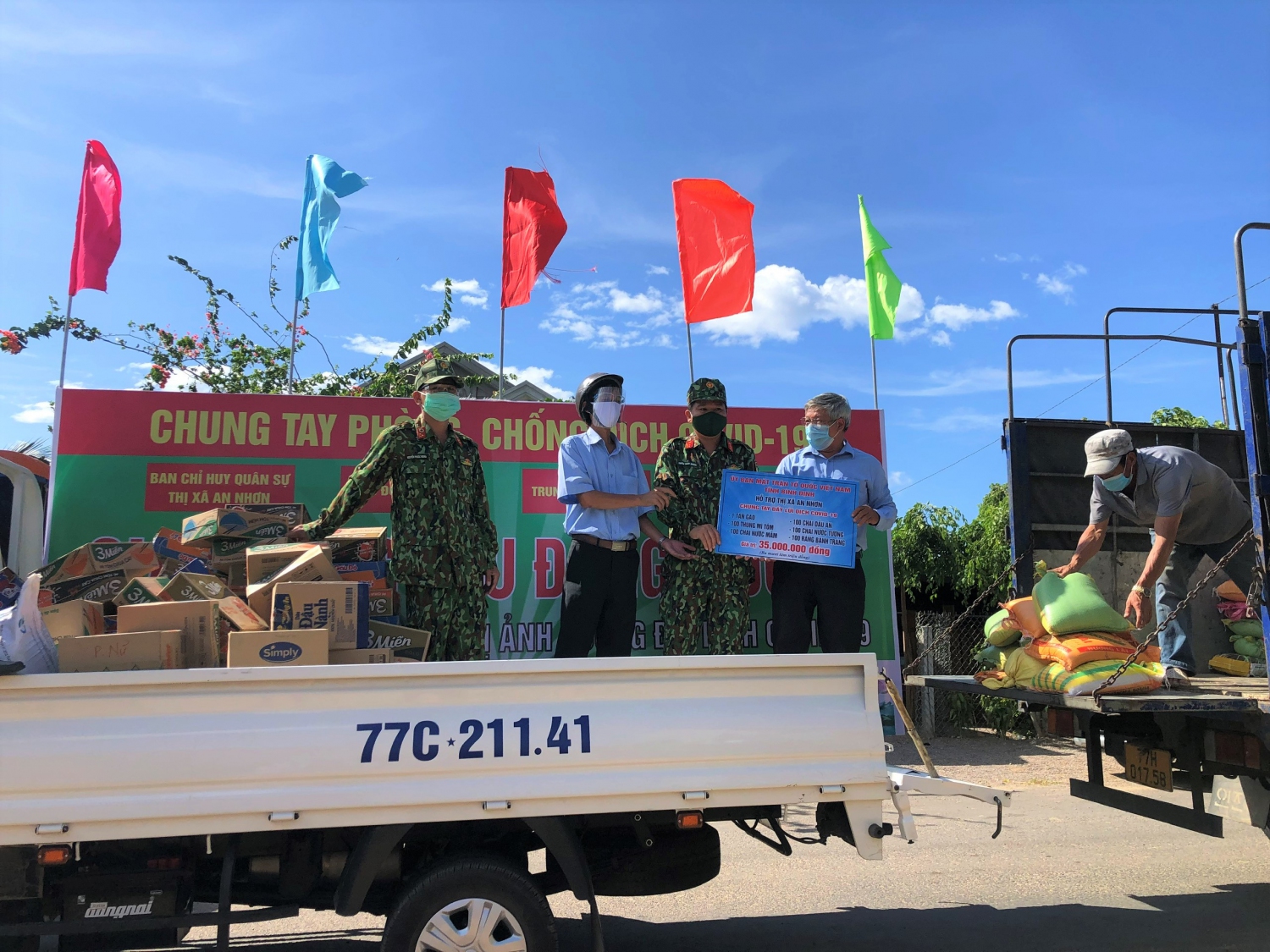 Ông Hồ Sĩ Dũng  - Phó Chủ tịch Ủy ban MTTQ Việt Nam tỉnh trao nguồn hỗ trợ tại thị xã An Nhơn