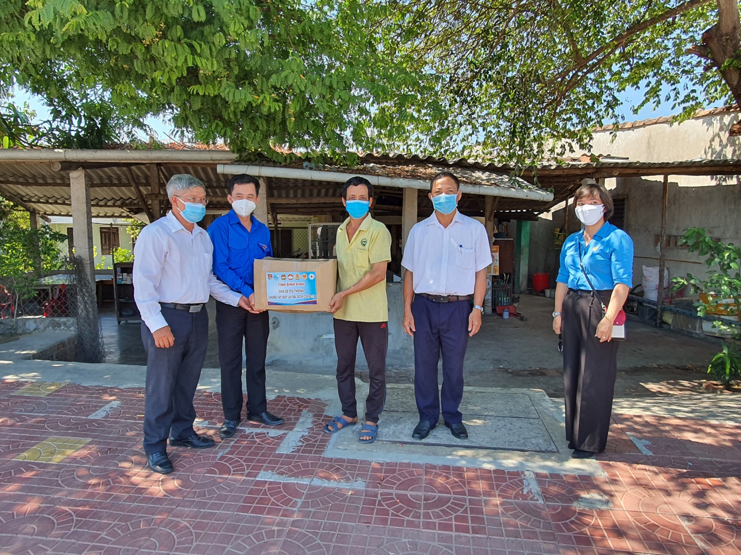 Lãnh đạo Ủy ban MTTQ Việt Nam tỉnh cùng Lãnh đạo Tỉnh đoàn Bình Định và Liên đoàn Lao động tỉnh thăm và trao hỗ trợ nhu yếu phẩm cho người dân trên địa bàn thị xã An Nhơn