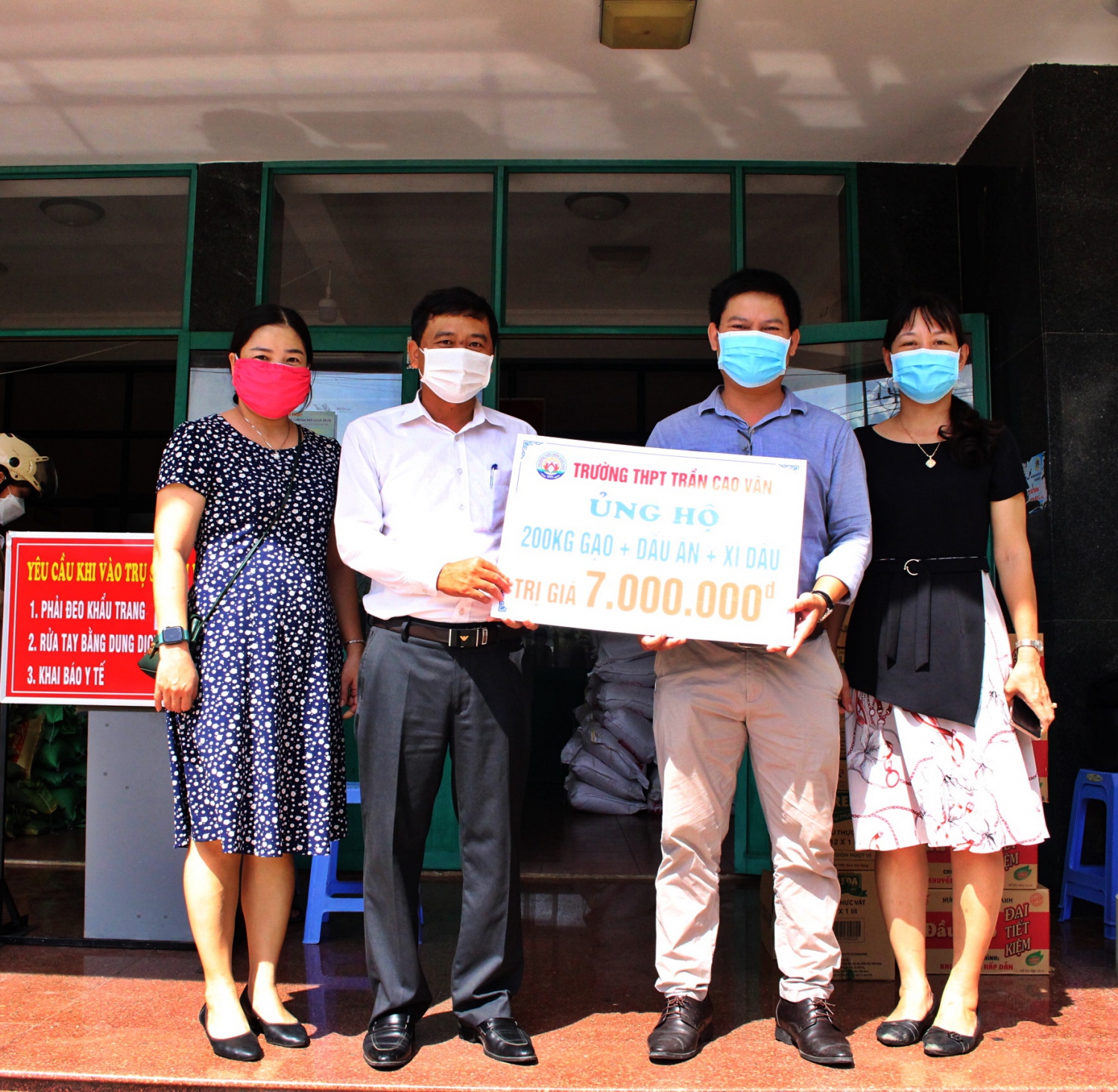 Lãnh đạo Ủy ban MTTQ Việt Nam tỉnh tiếp nhận hỗ trợ nhu yếu phẩm của Trường THPT Trần Cao Vân