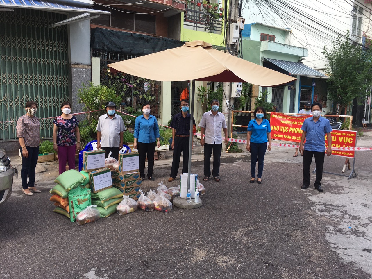 Đại diện lãnh đạo Ủy ban MTTQ Việt Nam thành phố và các tổ chúc chính trị - xã hội thành phố phân bổ hàng cứu trợ cho người dân phường Hải Cảng