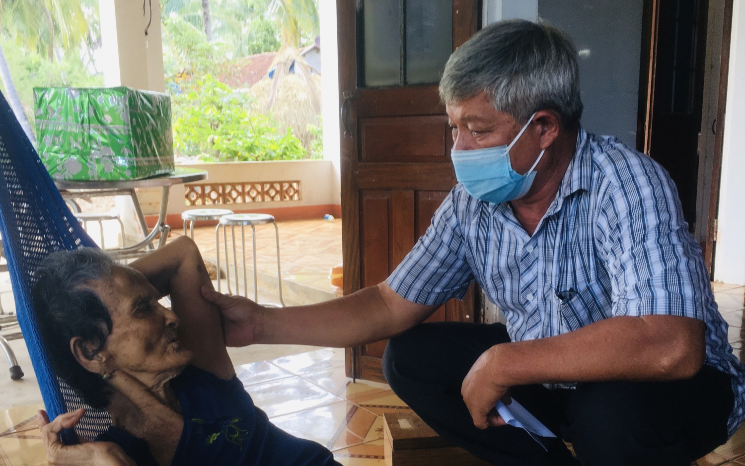 Phó Chủ tịch Ủy ban MTTQ Việt Nam tỉnh Hồ Sĩ Dũng thăm, tặng quà Mẹ Việt Nam Anh hùng Phạm Thị Ích