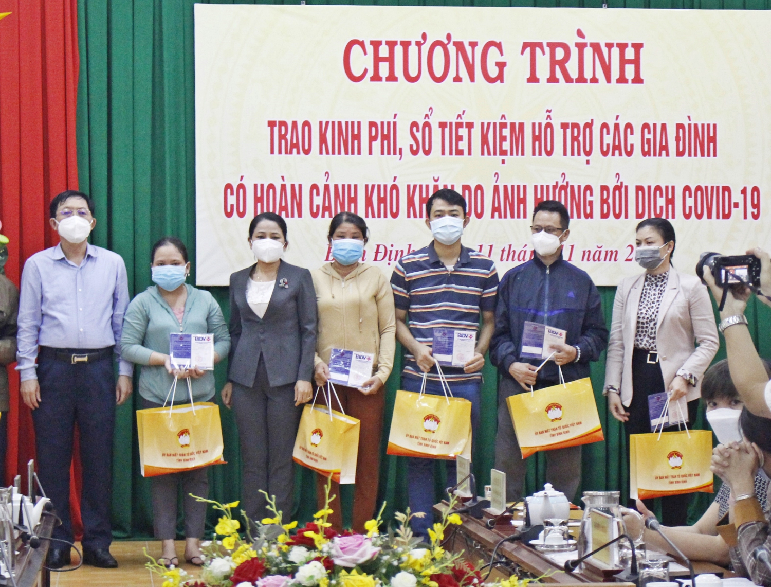 Bí thư Tỉnh ủy Hồ Quốc Dũng và Trưởng ban Dân vận Tỉnh ủy, Chủ tịch Ủy ban MTTQ Việt Nam tỉnh trao sổ tiết kiệm và quà cho 14 hộ gia đình có người mất do nhiễm Covid-19 có con nhỏ trong độ tuổi đến trường, có hoàn cảnh đặc biệt khó khăn