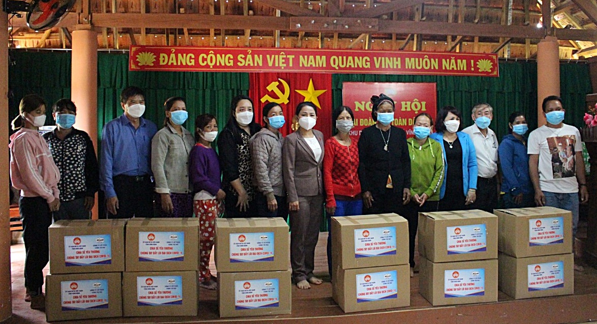 Bà Nguyễn Thị Phong Vũ và Bà Đồng Thị Ánh trao quà cho người dân Làng 6, xã Vĩnh Thuận, huyện Vĩnh Thạnh nhân Ngày Hội đại đoàn kết toàn dân tộc năm 2021