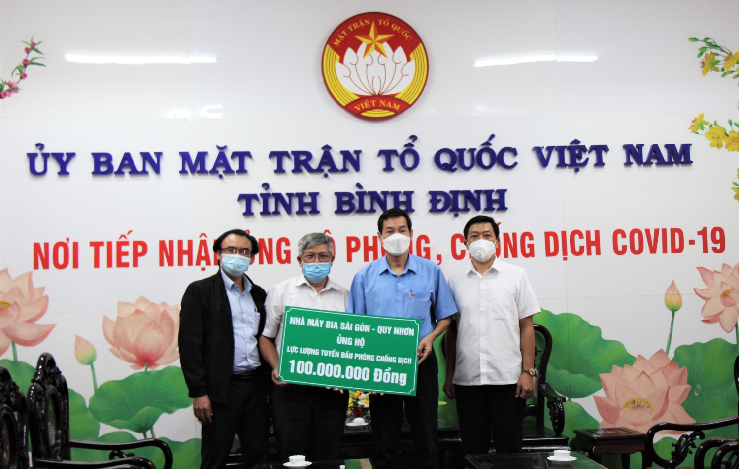 Ông Đoàn Quang Tuyến, Phó Giám đốc nhà máy bia Sài Gòn trao bảng hỗ trợ cho công tác phòng, chống dịch Covid-19 trên địa bàn tỉnh thông qua Ban Cứu trợ - Ủy ban MTTQ Việt Nam tỉnh