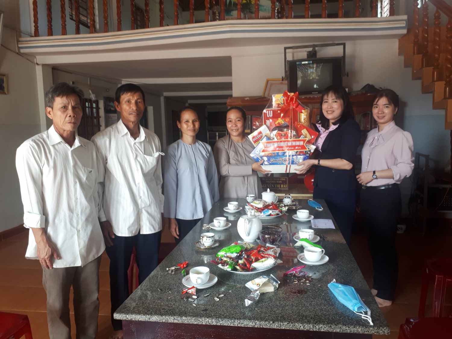 Bà Hồ Thị Kim Thu - Phó Chủ tịch Ủy ban MTTQ Việt Nam tỉnh thăm và chúc mừng Ban Đại diện Phật giáo hòa Hảo tỉnh