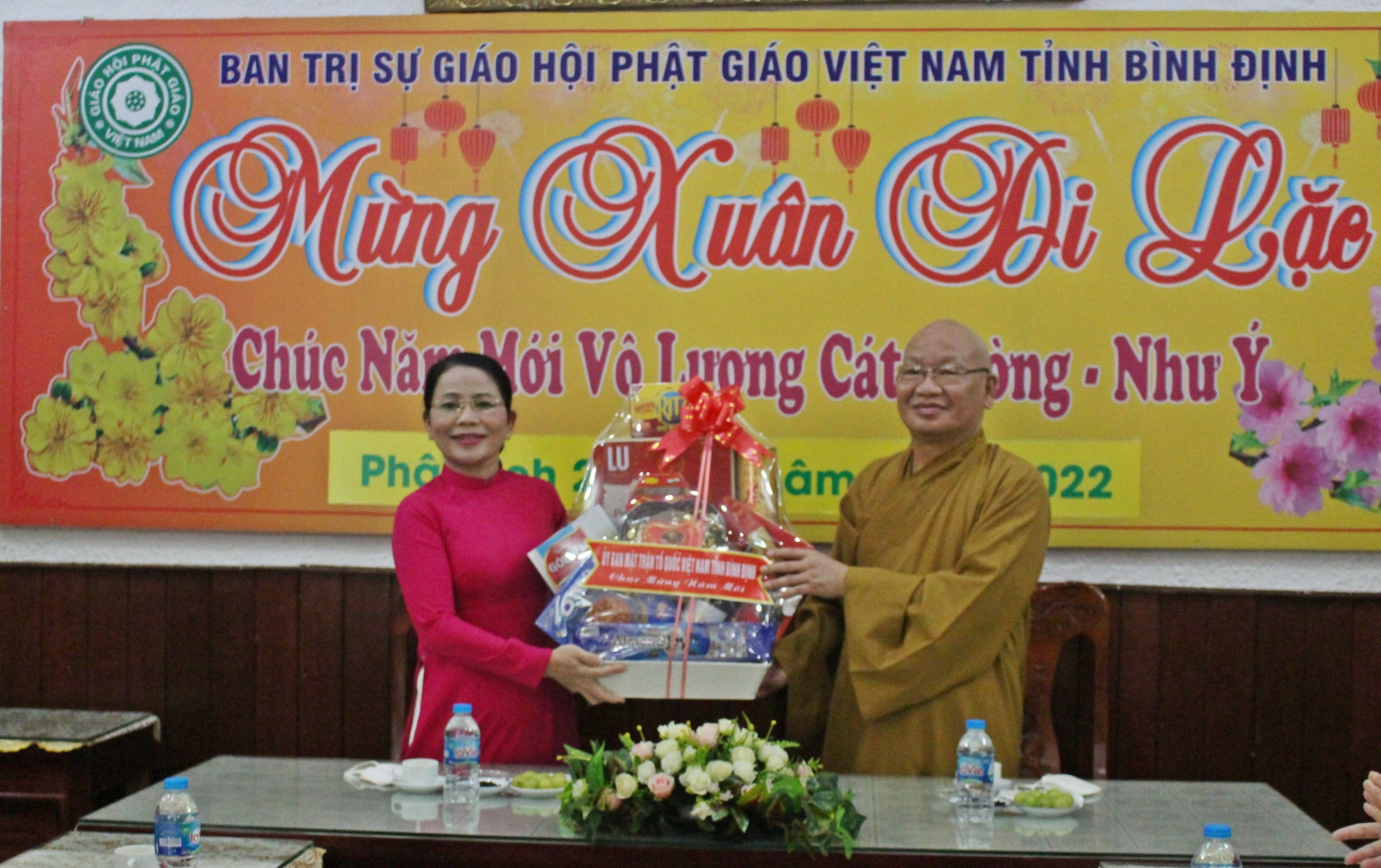 Chủ tịch Ủy ban MTTQ Việt Nam tỉnh Nguyễn Thị Phong Vũ thăm và chúc mừng Hòa Thượng Thích Nguyên Phước - Trưởng Ban Trị sự Giáo hội Phật giáo Việt Nam tỉnh.