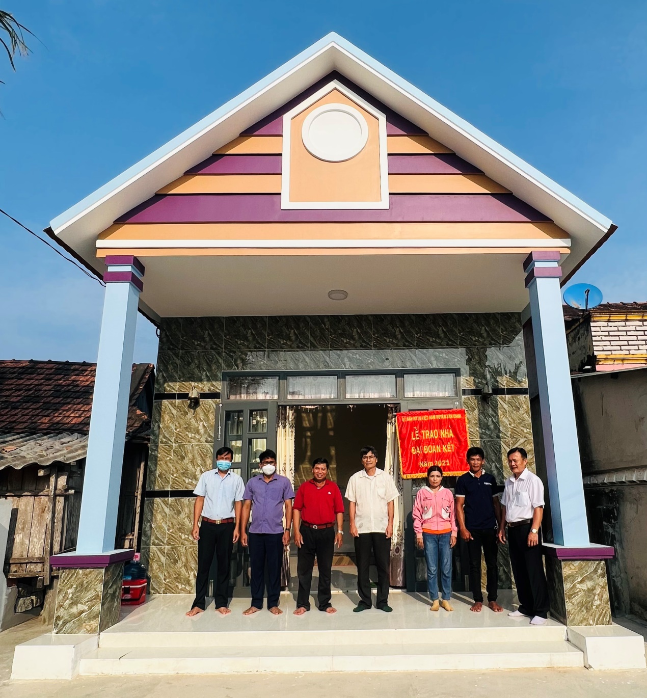 Lãnh đạo Ủy ban MTTQ Việt Nam huyện Vân Canh trao nhà cho hộ ông Đinh Văn Hùng, khu phố Đắk Đưm, thị trấn Vân Canh