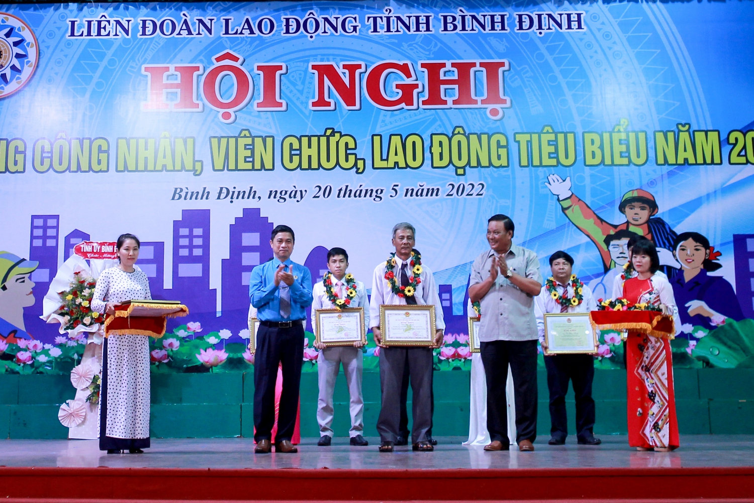 Đồng chí Lê Kim Toàn - Phó Bí thư Thường trực Tỉnh ủy, Trưởng đoàn Đại biểu Quốc hội tỉnh cùng đồng chí Nguyễn Mạnh Hùng - Tỉnh ủy viên, Chủ tịch Liên đoàn Lao động tỉnh  trao hoa và Bằng khen cho các cá nhân điển hình, tiêu biểu.