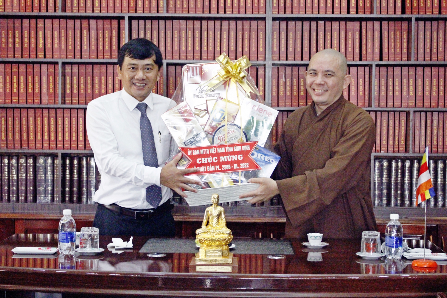 Phó Chủ tịch Ủy ban MTTQ Việt Nam tỉnh thăm và chúc mừng Trường Trung cấp Phật học nhân dịp Lễ Phật đản 2022