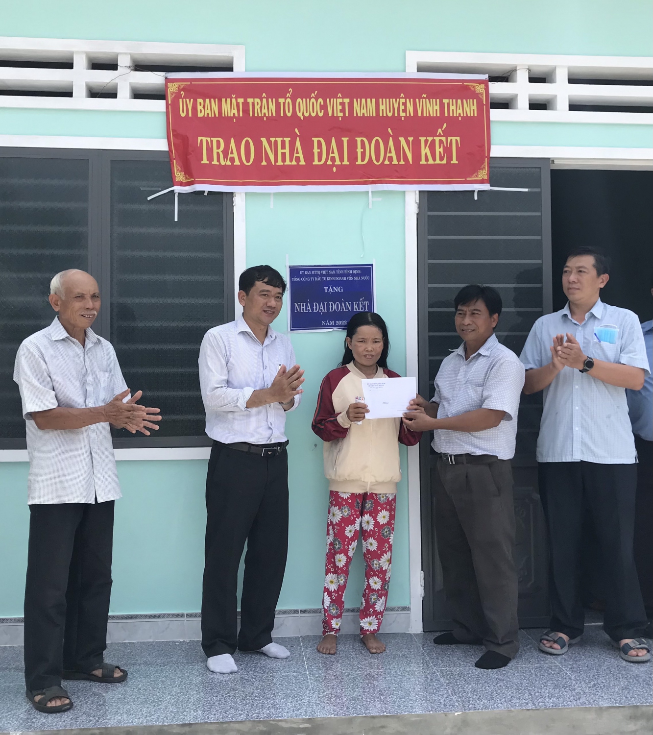 đồng chí Nguyễn Xuân Vĩnh - Phó Chủ tịch Thường trực Ủy ban MTTQ Việt Nam tỉnh trao nhà "Đại đoàn kết"
