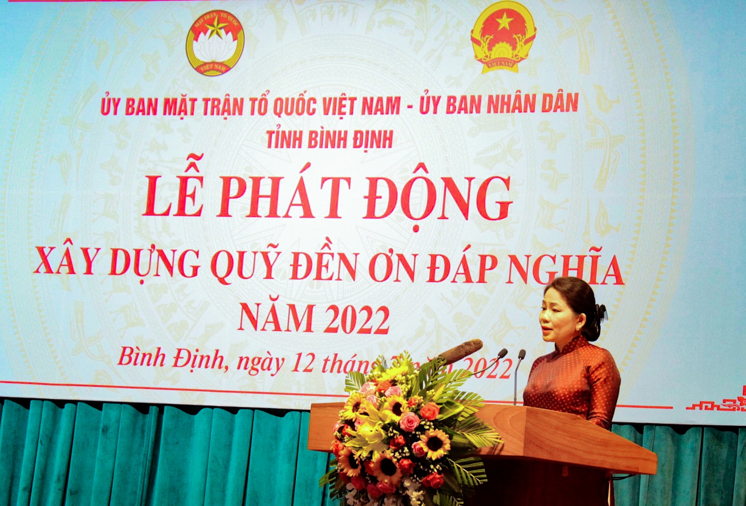 Đồng chí Nguyễn Thị Phong Vũ, Ủy viên Ban Thường vụ Tỉnh ủy, Trưởng ban Ban Dân vận Tỉnh ủy, Chủ tịch Ủy ban MTTQ Việt Nam tỉnh phát biểu phát động ủng hộ Quỹ đền ơn đáp nghĩa năm 2022