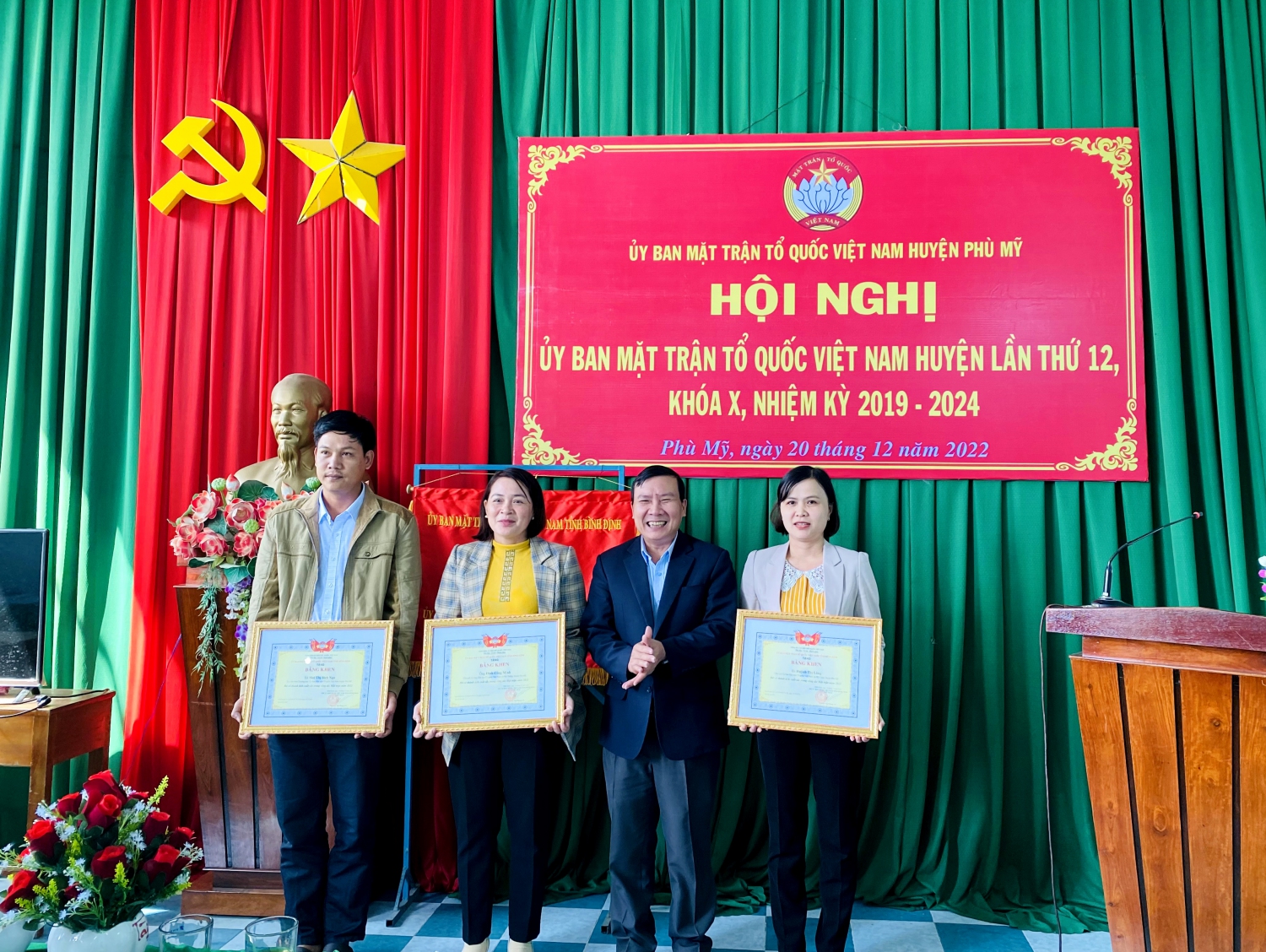 cac ca nhan nhan bang khen cua uy ban mttq viet nam tinh