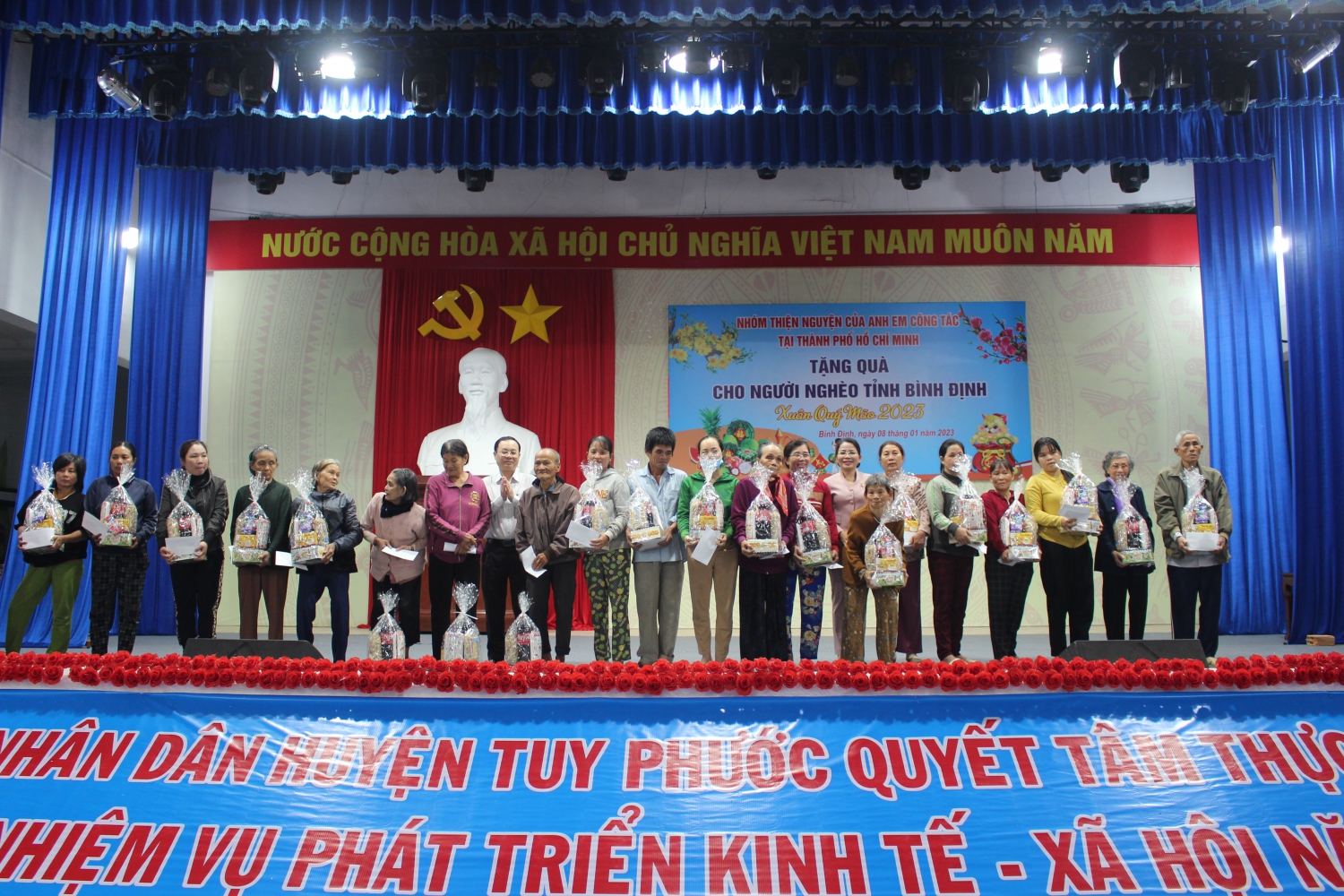 Phó Bí thư Thành ủy Thành phố Hồ Chí Minh Nguyễn Văn Hiếu và Trưởng ban Dân vận, Chủ tịch Ủy ban MTTQ Việt Nam tỉnh Nguyễn Thị Phong Vũ trao quà cho các hộ nghèo do thiên tai trên địa bàn huyện Tuy Phước