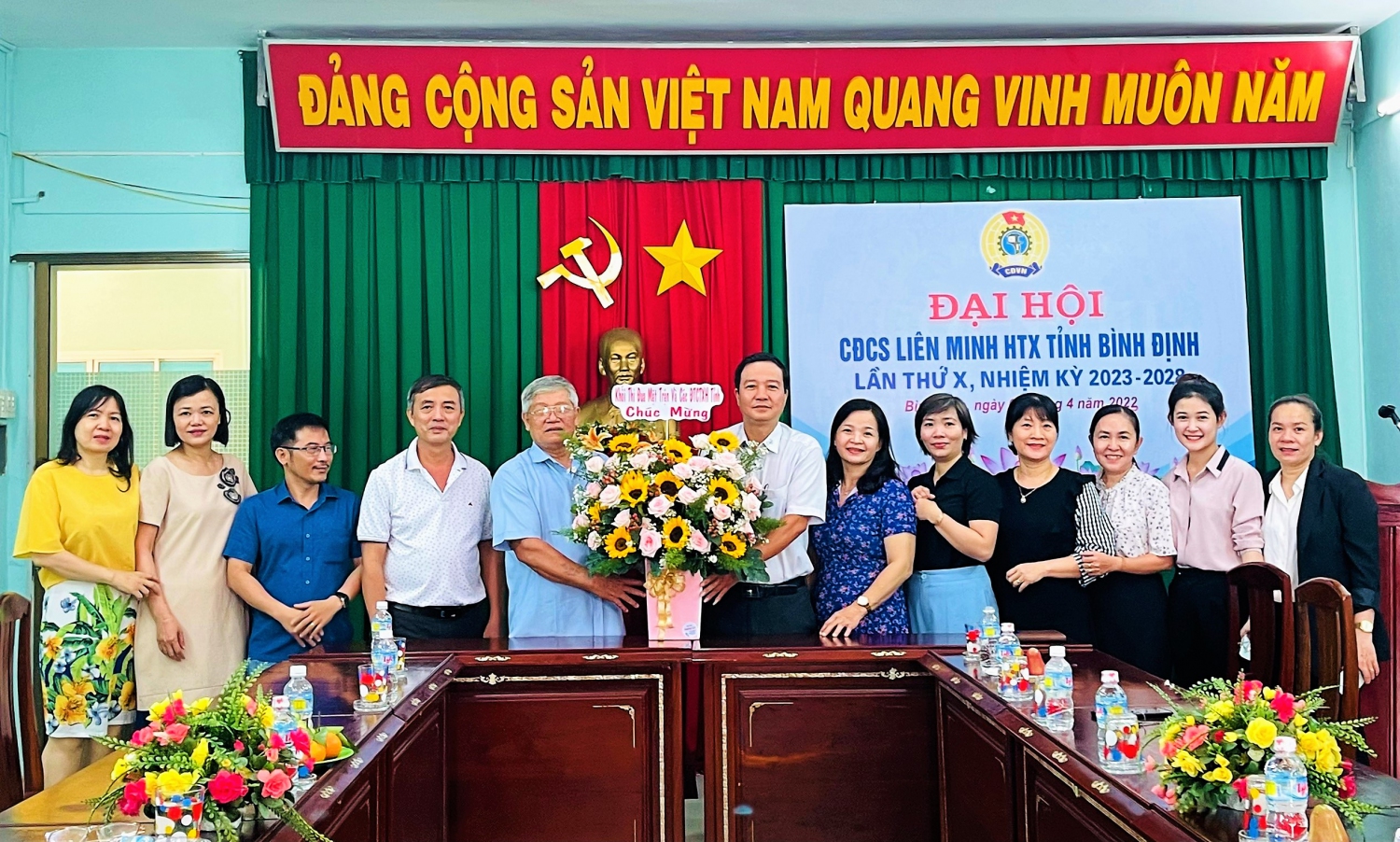 Khối Thi đua Mặt trận và các tổ chức chính trị - xã hội tỉnh tặng hoa chúc mừng Liên minh Hợp tác xã tỉnh