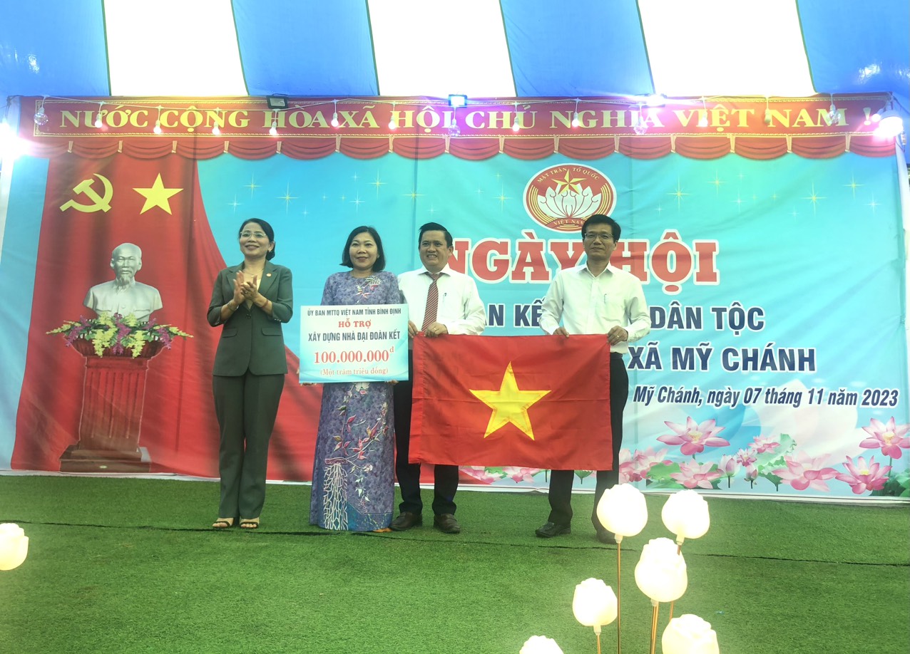 lanh dao tinh trao ho tro nha dai doan ket va co to quoc cho dia phuong