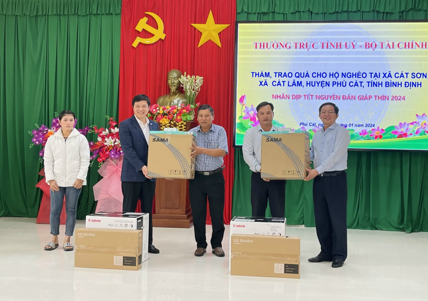 bi thu tinh uy ho quoc dung trao qua cho xa cat lam phu cat