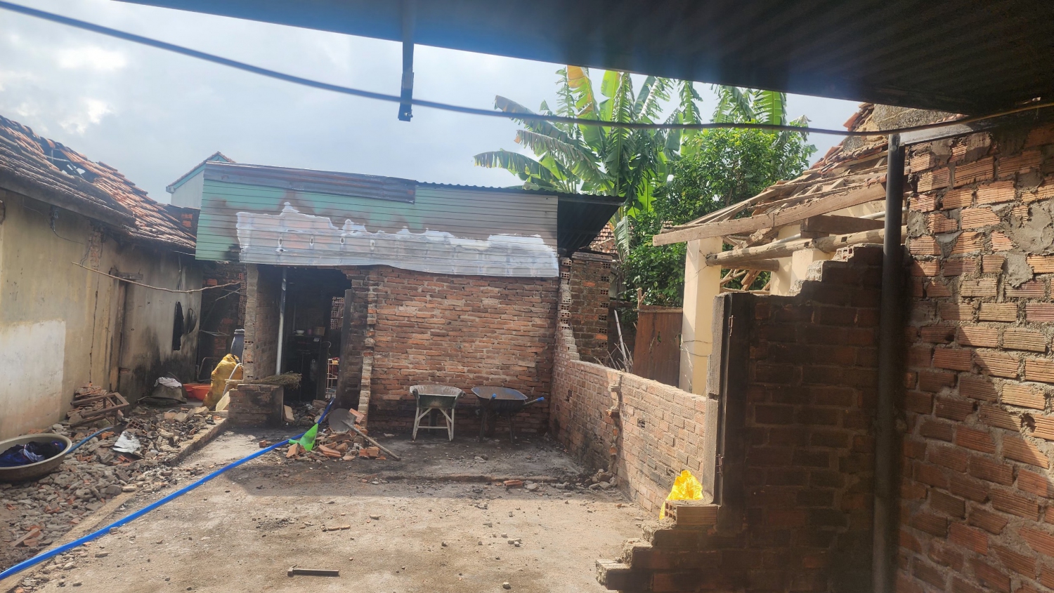 ngoi nha bi chay va sap hoan toan