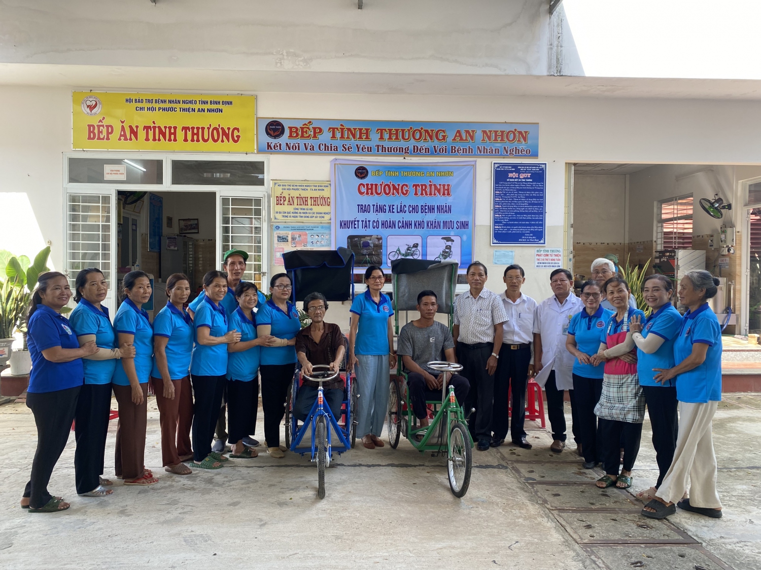 Ông Trương Hữu Thành – UVBTV Thị ủy - Trưởng ban Ban Dân vận Thị ủy-Chủ tịch UBMTTQVN thị xã cùng các thành viên trong Bếp Tình thương tặng xe lắc cho người khuyết tật