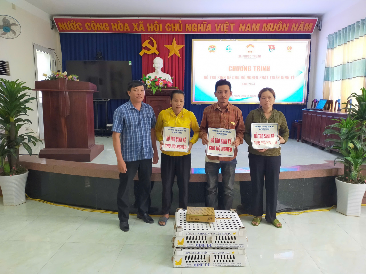 Trao sinh kế cho 4 hộ nghèo