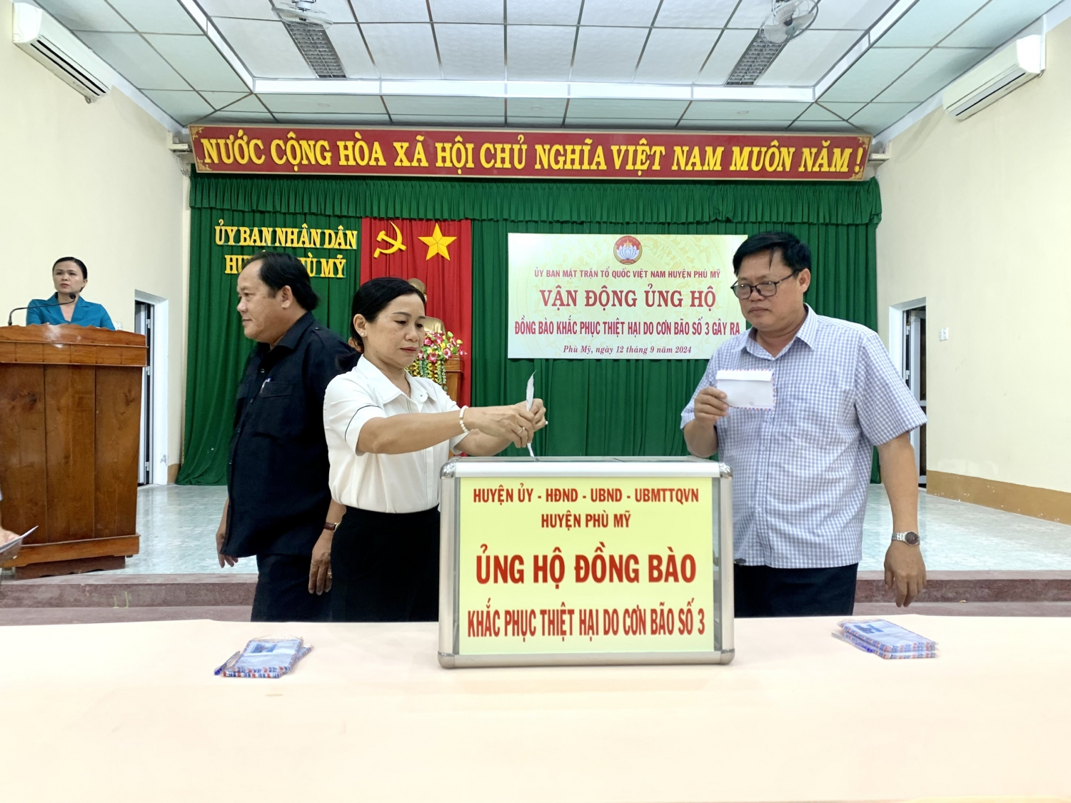 Lãnh đạo huyện Phù Mỹ ủng hộ đồng bào khắc phục thiệt hại do cơn bão số 3 gây ra