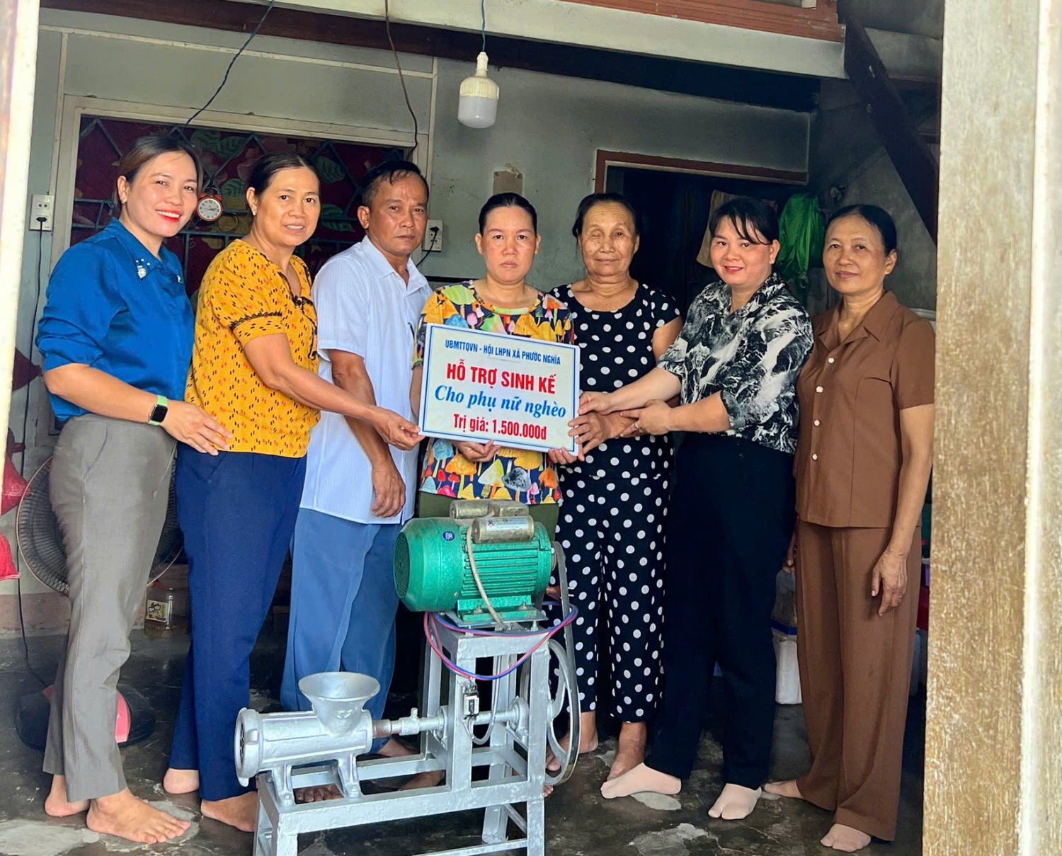 Trao tặng, hỗ trợ sinh kế “Hỗ trợ phát triển sản xuất, đa dạng hóa sinh kế” cho bà Võ Thị Ánh