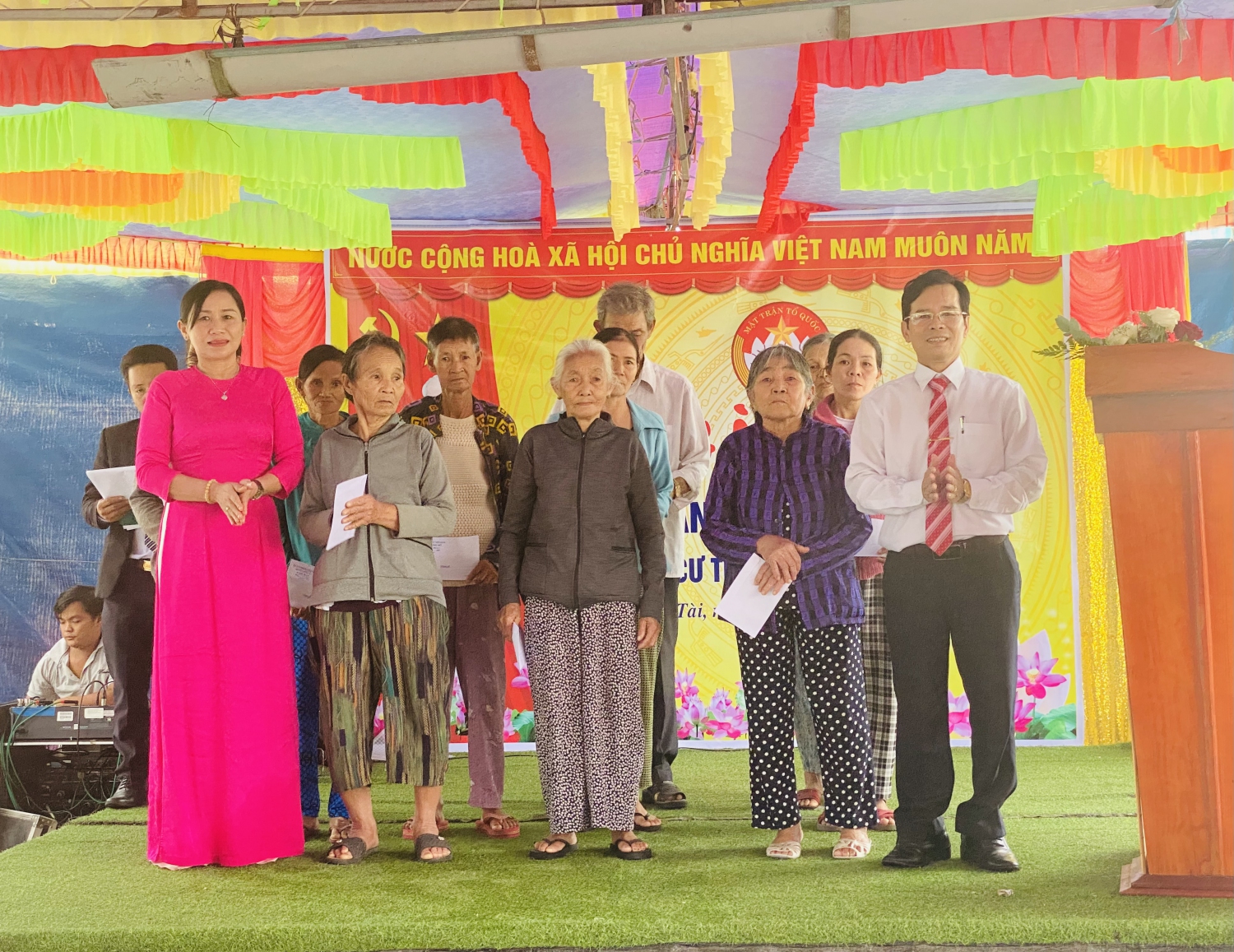 dc vu thi hong hoa pho bi thu thuong truc huyen uy va dc tran van ly chu tich ubmttqvn huyen trao qua cho ho ngheo